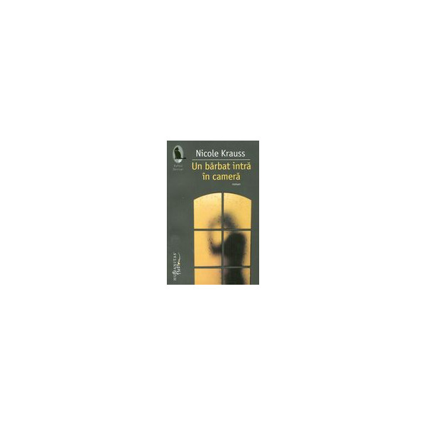 Un barbat intra in camera