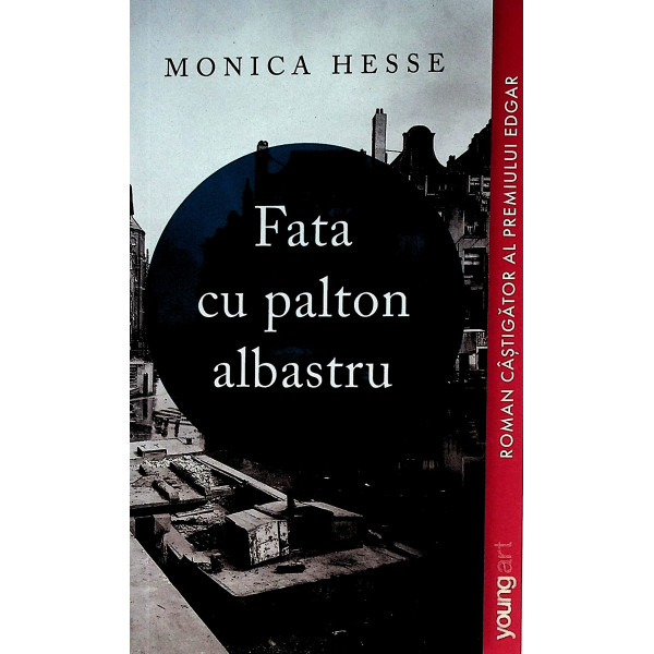 Fata cu palton albastru